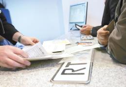 Cei care au plătit o taxă auto mai mare decat timbrul de mediu își pot cere inapoi banii achitați în plus. Ce au de făcut?