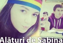 Intelectualii dorohoieni reacţionează: Apel de solidaritate cu Sabina Elena, eleva care nu se ruşinează să poarte tricolorul 