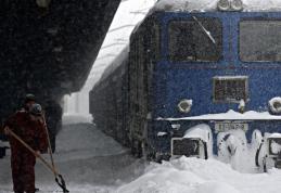 Pe cale ferată nu sunt linii închise, dar circulaţia feroviară se desfăşoară în condiţii de iarnă
