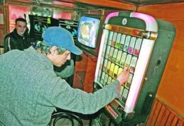 Nemulțumit de muzica din bar, un tânăr a distrus un tonomat