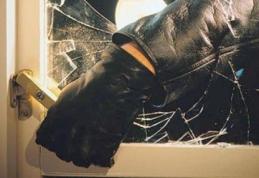 Suspecţi de comiterea unei infracţiuni de tilharie reţinuţi de poliţişti