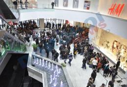 Mii de botoșăneni s-au călcat în picioare la deschiderea Uvertura Mall pentru public - FOTO/VIDEO