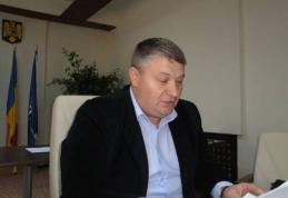 Florin Țurcanu împreună cu echipa sa, de vorbă cu fermierii din Copălău, Băluşeni şi Curteşti