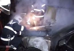 Maşină distrusă parţial într-un incendiu