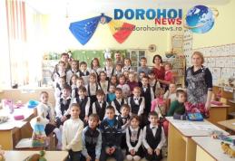 Școala „Al. I. Cuza” Dorohoi: Cântăm, ne jucăm  și invațăm alături de copii ca noi - FOTO
