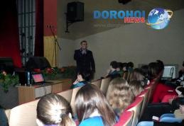 Liceul Regina Maria Dorohoi: Acţiuni de prevenire a consumului de droguri şi a traficului de fiinţe umane - FOTO
