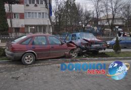 Două mașini avariate serios în urma unui accident produs pe Bulevardul Victoriei din Dorohoi - FOTO