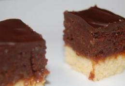 Prăjitură cu cremă de biscuiți și gem