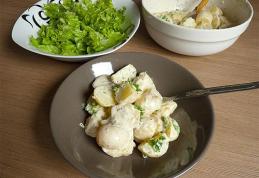 Salată de cartofi noi cu ceapă şi pătrunjel