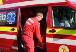 Fetiţă blocată în maşină, salvată de pompieri