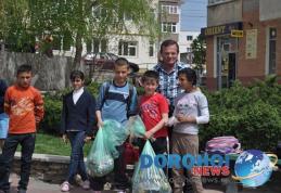 Sute de elevi prezenți la acțiunile de ecologizare din Dorohoi organizate în cadrul „Lunii curățeniei” FOTO