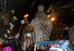 Dorohoienii au luat Lumina Sfântă a Învierii de la Preasfinţitul Calinic Botoşăneanul - FOTO