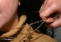 Tânăr reţinut după ce a încercat să-i sustragă unei femei lănţişorul din aur de la gât