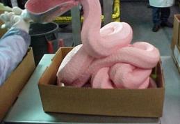 Pericolul din mezeluri. Pasta de oase poate cauza pietre la rinichi, alergii şi indigestii