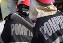 Maşină distrusă parţial într-un incendiu din cauza unui scurtcircuit