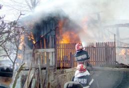 Gospodărie incendiată de un fumător neglijent