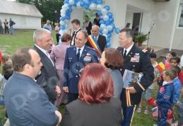 Primarul Dumitru Chelariu și cadrele didactice din Pomîrla încântate de investiţia americanilor de la Racovăţ - VIDEO