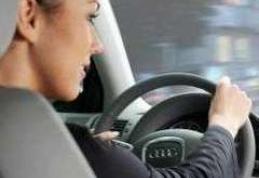 Şoferiţă beată izbită într-un stâlp