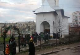 Sute de dorohoieni la slujba de deschidere a noii biserici din cartierul Plevna