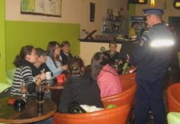 ATENȚIE ELEVI ! Poliţiştii trimit scrisori părinţilor dacă chiuliți de la şcoală