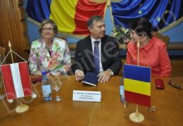 Ambasadorul Austriei impresionat de candelabrele realizate la fabricile de sticlă din Dorohoi