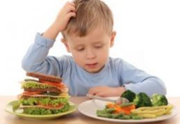 Vezi ce greşeli fac părinţii când îşi hrănesc copiii