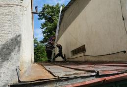Adolescent coborât de pe o clădire cu ajutorul pompierilor