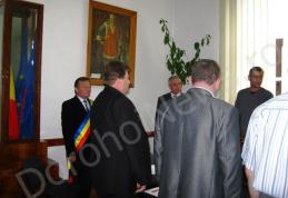 Ședință de Consiliu Local Dorohoi cu tricolor, stemă și intonarea imnului în prezența prefectului