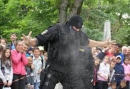 Polițiștii, alături de copiii dorohoieni, pentru a sărbători ziua de 1 iunie - FOTO