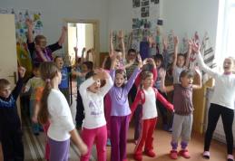 „Haideţi copii să cântăm cu toţi copiii din ţară!” La Şcoala Primară nr. 2 Sauceniţa - FOTO