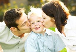 Vezi de ce părinţii trebuie să îşi îmbrăţişeze cât mai des copiii