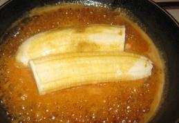 Banană caramelizată cu înghețată