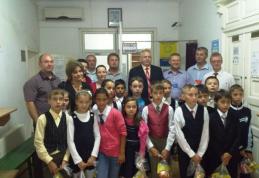 Funcţionarii din Prefectură, în mijlocul copiilor de 1 iunie