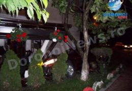 Un tânăr a intrat cu mașina într-un bar din Dorohoi în care se aflau clienți - FOTO