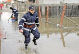 Familie salvată de pompieri din locuinţa inundată