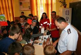 Lecţii de protejare a vieţii, susţinute de reprezentanţii E.ON, ISU Botoşani şi SMURD