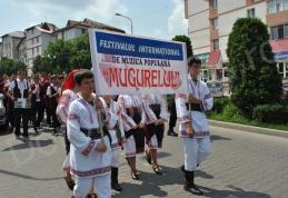 Vezi imagini de la parada portului popular din a doua zi a Festivalului „Mugurelul” Dorohoi 2013 - FOTO