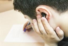 Trei elevi au ajuns la spital după ce le-au rămas în urechi căştile cu care copiau