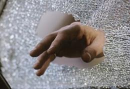 Un botoșănean a distrus cu pumnul, geamul unei mașini care dădea prioritate pietonilor