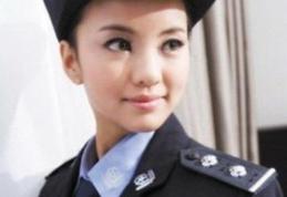 Păruială între două polițiste în intersecţie - VIDEO