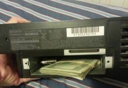 INCREDIBIL: Ce a descoperit un bărbat într-un PlayStation cumpărat de la un târg de vechituri