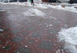 Atenţie la zapada şi gheaţa de pe acoperişuri !