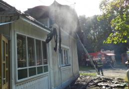 Incendiu la un canton silvic provocat de un scurtcircuit electric