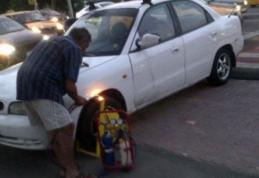Cum a scăpat un român de blocajul de pe roată