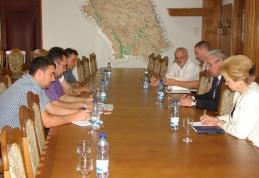 Sindicalişti din învăţământ şi gospodărire a apelor au cerut ajutorul prefectului pentru respectarea unor drepturi