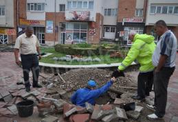 O nouă avarie la conducta de apă, a săpat tranșee pe un trotuar din centrul municipiului Dorohoi - FOTO