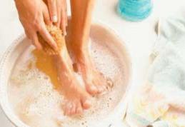 Câteva moduri de a scăpa de mirosul neplăcut al picioarelor