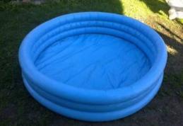 Tragedie! Un copil de un an, în comă după ce a căzut într-o piscină gonflabilă