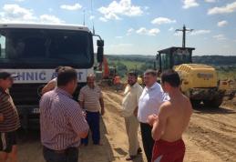 Vizită de lucru a președintelui CJ la lucrările de asfaltare de pe traseul Dorohoi-Racovăţ - FOTO
