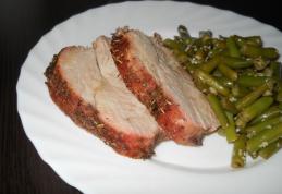 Piept de curcan cu fasole verde și sos de ceapă